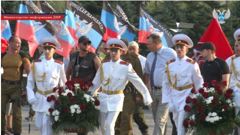 Глава ДНР Александр Захарченко принял участие в торжественном митинге и возложении цветов к Вечному огню в Донецке.