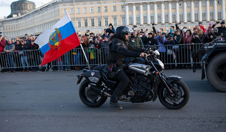 «Ночные волки» прошли парадом по Петербургу и поздравили Путина с днем рождения