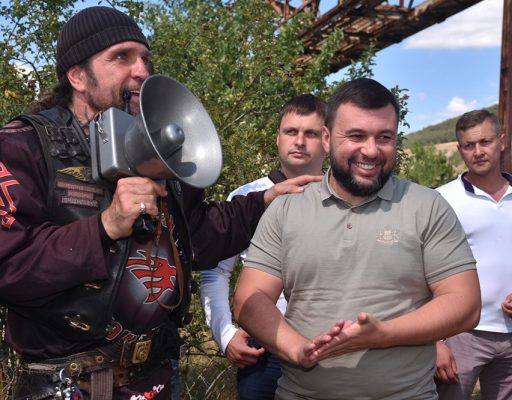 Денис Пушилин и Александр Залдастанов посадили дерево на аллее Русской весны у подножия Гасфорты