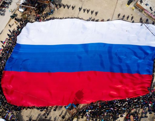 Гигантский флаг РФ и воспоминания участников. Юбилей Крымской весны отметили в Севастополе