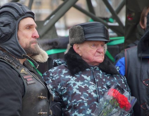 «Ночные волки» устроили для ветерана из Южного Медведкова праздничный парад